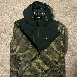 Men’s Tommy Hilfiger hooded puffer jacket